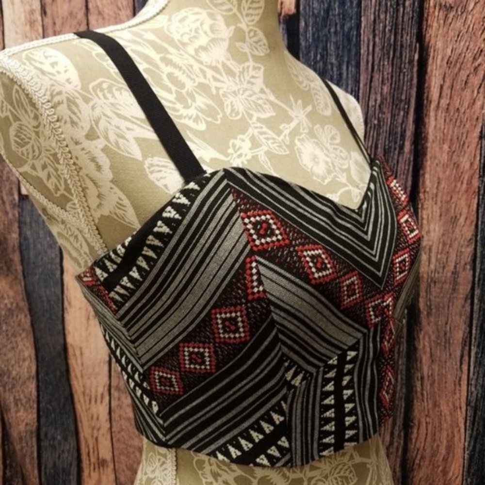 Romeo + Juliet Black and Red Woven Pattern Crop Top